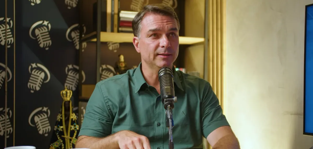 Flávio Bolsonaro compara fake news sobre Nossa Senhora Aparecida a facada